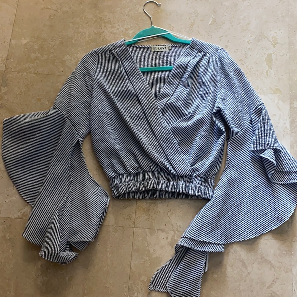FLOWY SLEEVE HIPPIE TOP